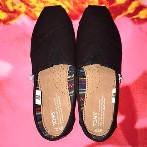 BRAND NEW TOMS